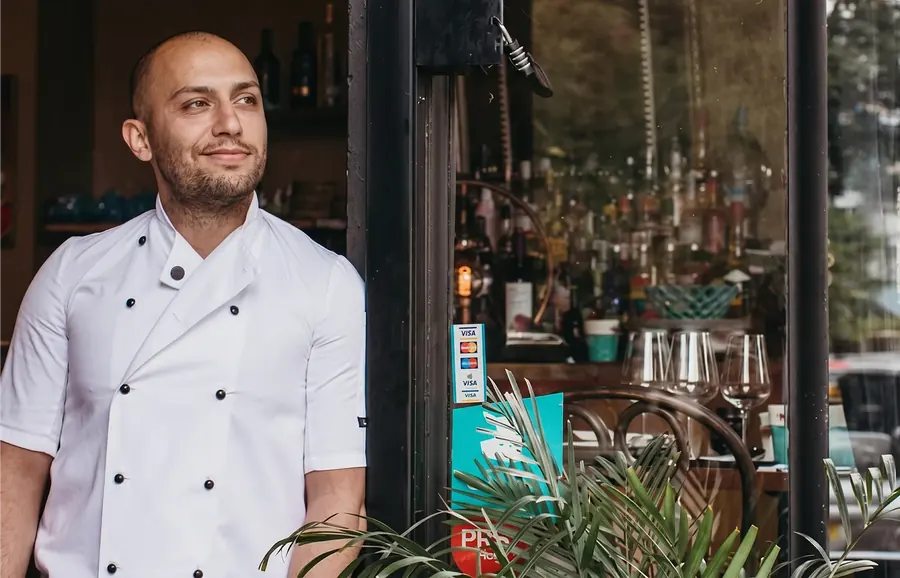 Chef do restaurante Belgrave em frente ao seu negócio